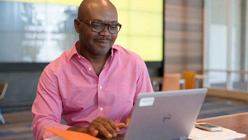 bald-man-laptop-800x450 bald-man-laptop-800x450
