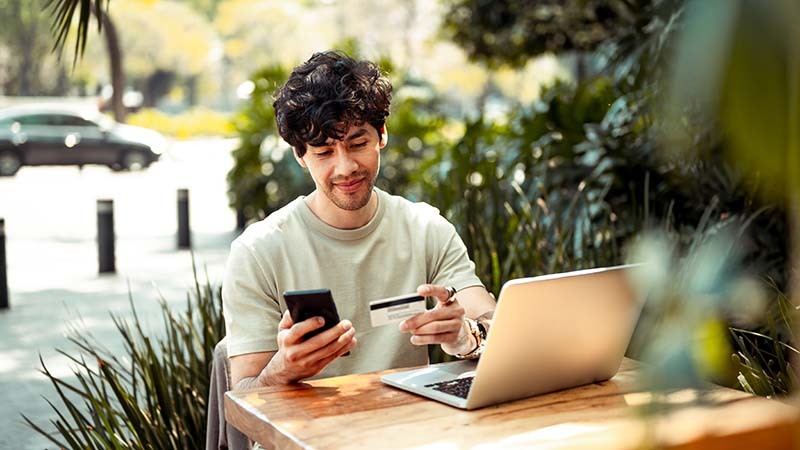 Hombre comprando online